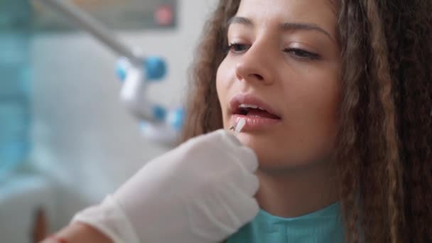 Clareamento profissional dos dentes cosméticos . — Vídeo de Stock