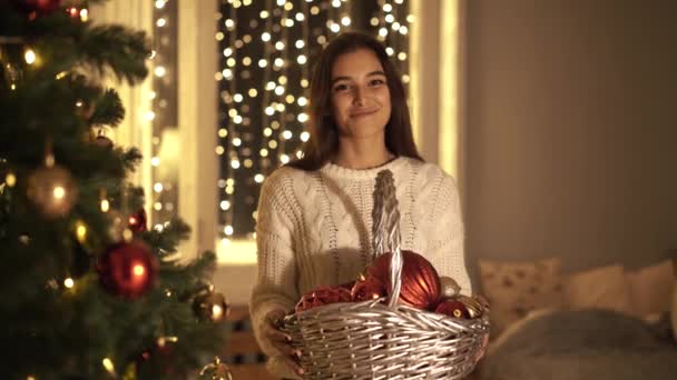 女孩装饰圣诞树 — 图库视频影像