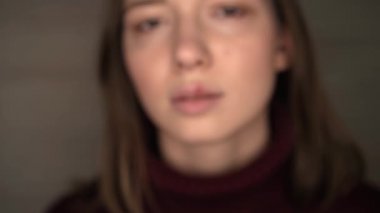 Uçuk kızlar dudaklarında