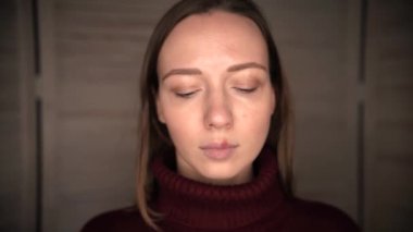 Uçuk kızlar dudaklarında