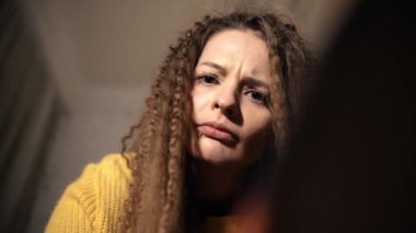 Hediye açılış ve Noel gecesi gülümseyen güzel genç kadın