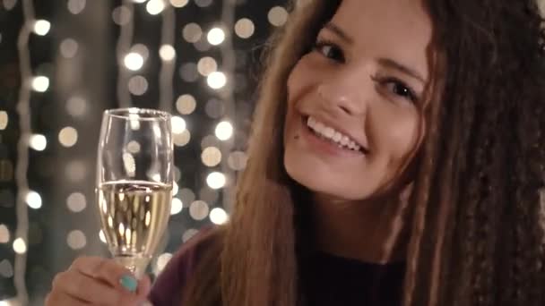 Κορίτσι με ένα ποτήρι σαμπάνια συγχαίρει το νέο έτος — Αρχείο Βίντεο