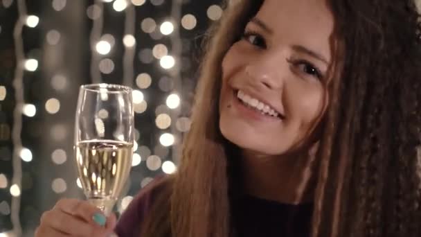 Chica con una copa de champán felicita el año nuevo — Vídeo de stock