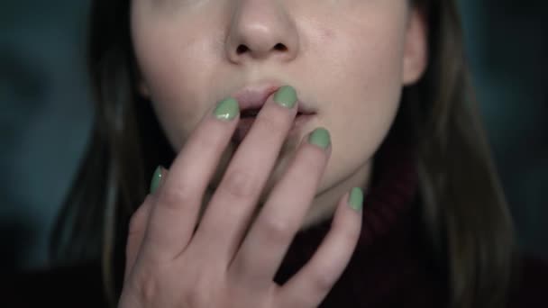 Herpes en los labios, parte de una cara de mujer con el dedo en los labios con herpes, concepto de belleza — Vídeos de Stock