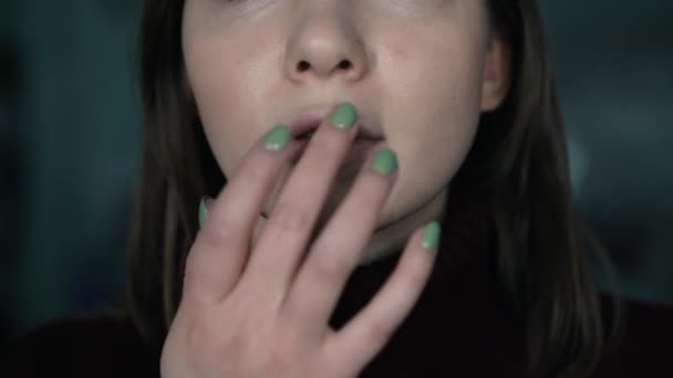 Herpes auf den Lippen, Teil eines Frauengesichts mit Finger auf den Lippen mit Herpes, Schönheitskonzept — Stockvideo