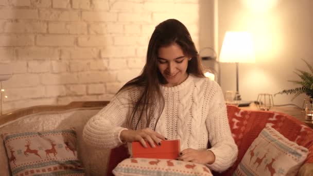 Dívka dělá přání a otevře vánoční dárkové balení. pojem svátků a nového roku. dívka je šťastný a usmívající se vánoční dárek ve svých rukou. — Stock video