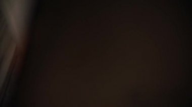 Hediye açılış ve Noel gecesi gülümseyen güzel genç kadın