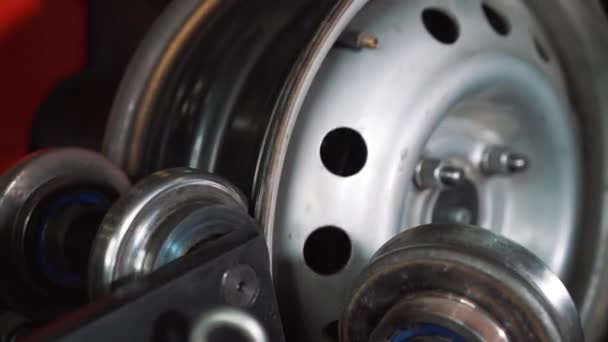 Обладнання для обслуговування та ремонту автомобілів - машина для прокатки шин та вирівнювання сталевих коліс крупним планом — стокове відео