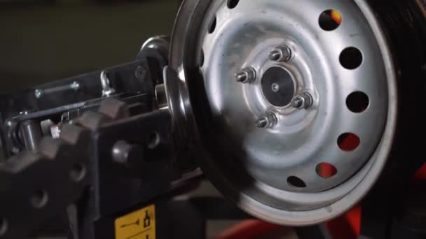 Autó-service és a javítás - gumiabroncs gördülési és acél kerék összehangolás automata felnik közelről — Stock videók