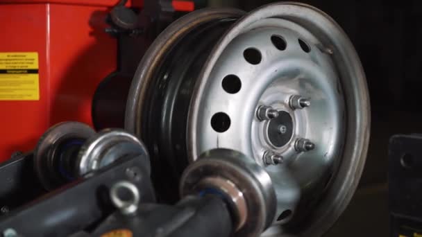 Attrezzature per l'assistenza e la riparazione auto - macchina pneumatica per il rotolamento e l'allineamento dei cerchi ruota in acciaio primo piano — Video Stock