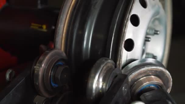 修理と車サービスの機器圧延とスチール ホイールのアライメント タイヤ機リム クローズ アップ — ストック動画