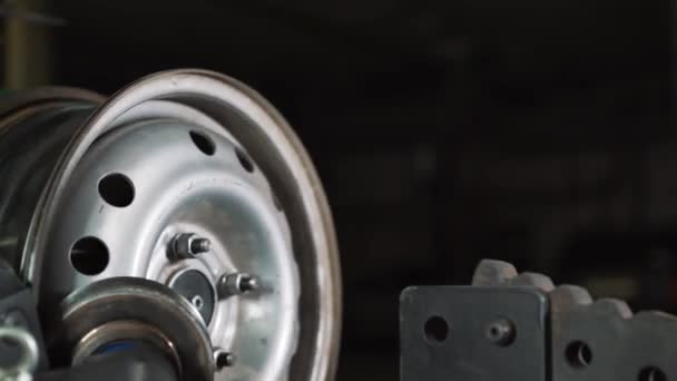 Équipement pour l'entretien et la réparation de voitures - machine à pneus pour le laminage et l'alignement des jantes en acier close-up 