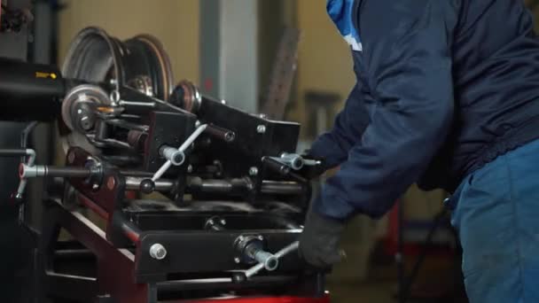 Equipo para servicio y reparación de automóviles - máquina de neumáticos para laminado y alineación de llantas de acero — Vídeos de Stock
