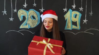 Kız yeni yıl, 2019 yazıt için bir hediye alır