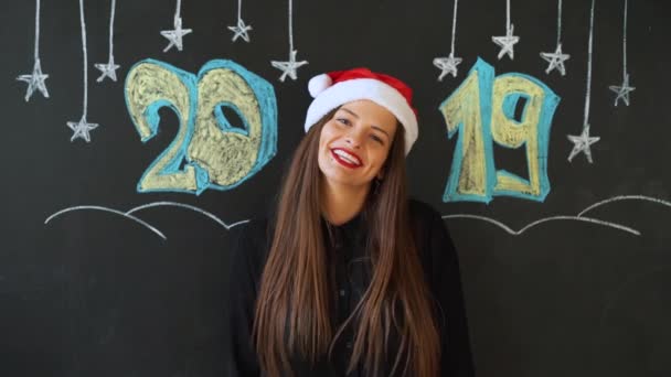 Дівчина отримує подарунок на Новий рік, напис 2019 — стокове відео