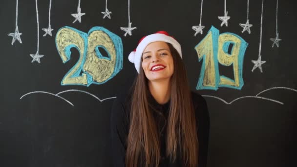 Dziewczyna otrzymuje prezent na nowy rok, napis 2019 — Wideo stockowe