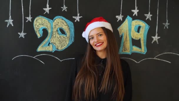 La ragazza riceve un regalo per il nuovo anno, l'iscrizione 2019 — Video Stock