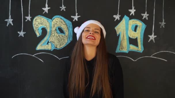 Дівчина отримує подарунок на Новий рік, напис 2019 — стокове відео