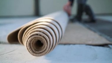 Bir halı yere yükleme