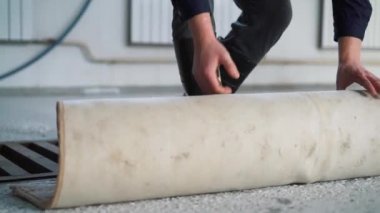 Bir halı yere yükleme