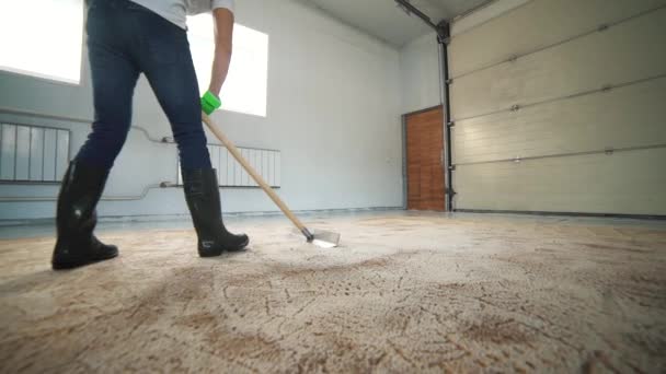 Professional carpet cleaning. Man cleans dirty carpet. Cleans the foam after cleaning — Stock Video