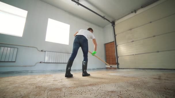 Professioneel tapijt reinigen. Man reinigt vuile tapijt. Reinigt het schuim na reiniging — Stockvideo