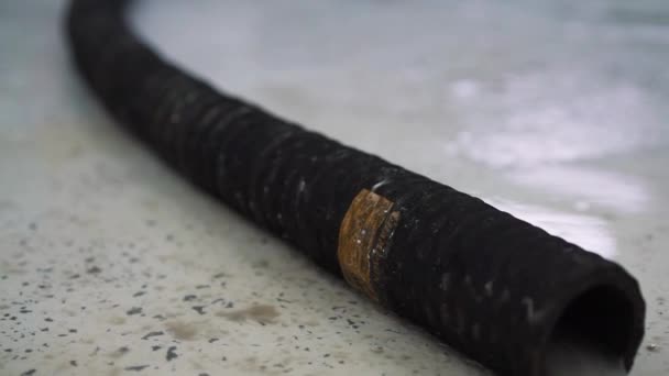 L'acqua sporca scorre da un tubo — Video Stock