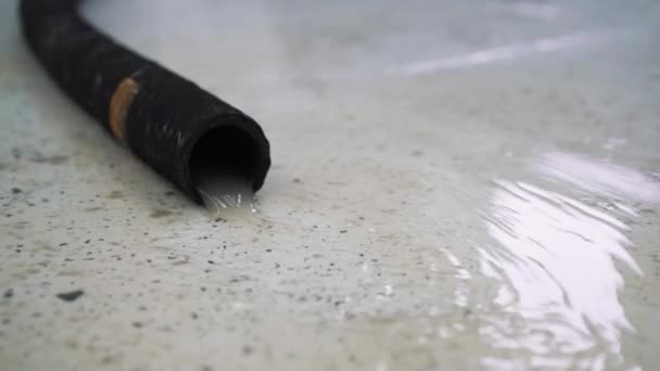 L'acqua sporca scorre da un tubo — Video Stock