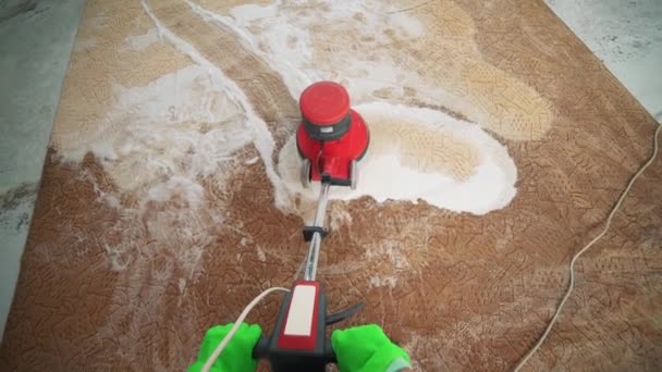 Professional carpet cleaning. Man cleans dirty carpet. Cleans the foam after cleaning. Carpet Cleaning With Electric Scrubber — Stock Video