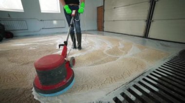 Otomatik yıkama ve halı temizleme. Halı Yıkama için endüstriyel satır.