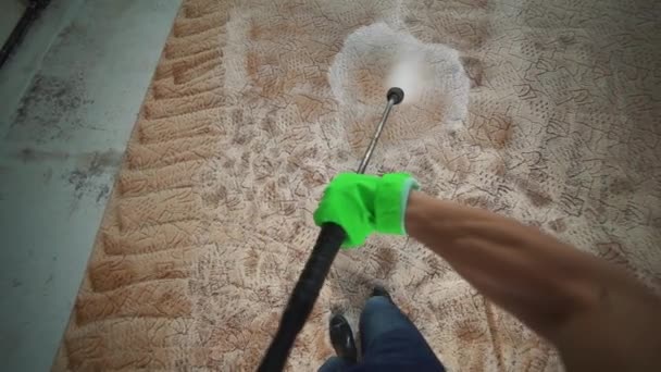 Limpeza de carpetes com lavagem de alta pressão . — Vídeo de Stock