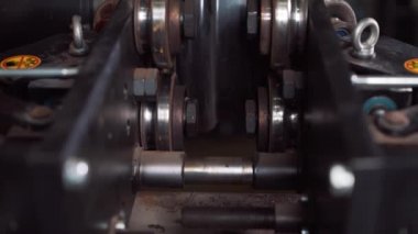 Araba servisi ve tamir - araçlar lastik makine inişli çıkışlı ve çelik tekerlek hizalaması için yakın çekim jantlar.