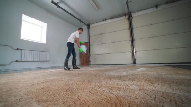 Limpeza de carpetes profissional. O homem limpa o tapete sujo. Limpa a espuma após a limpeza. Limpeza do tapete com purificador elétrico — Vídeo de Stock