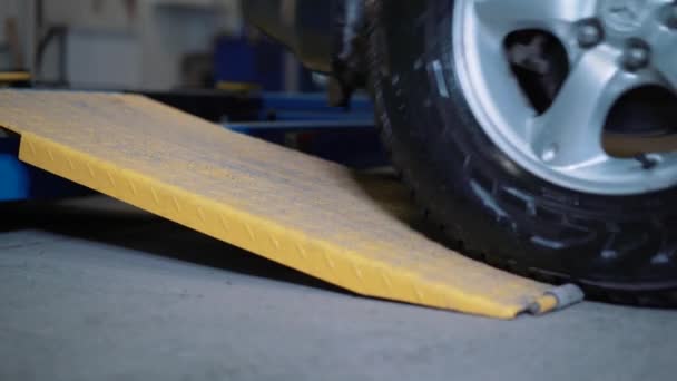 Auto wiel vast met geautomatiseerde wiel uitlijning machine — Stockvideo