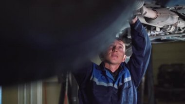 Araba Servisi, tamir, bakım ve insan kavramı - mekanik adam anahtarı ve Atölyesi'nde çalışma lambası.