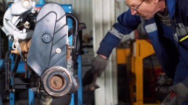 Tamirci arabanın motoru tamiri restorasyon motor motor gücü devreye girer