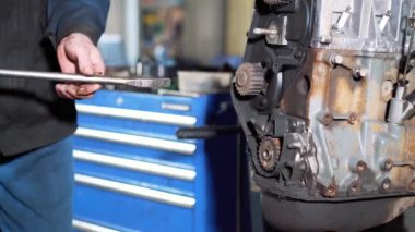 Tamirci arabanın motoru tamiri restorasyon motor motor gücü devreye girer