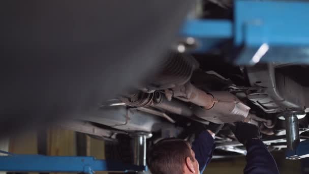 Service automobile, réparation, entretien et concept de personnes - mécanicien avec clé et lampe travaillant à l'atelier . — Video