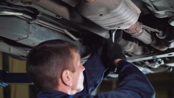 Servizio auto, riparazione, manutenzione e concetto di persone - meccanico con chiave inglese e lampada che lavora in officina . — Video Stock