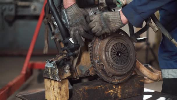 Oprava motoru automobilu, opravář se zabývá obnova motoru motor — Stock video