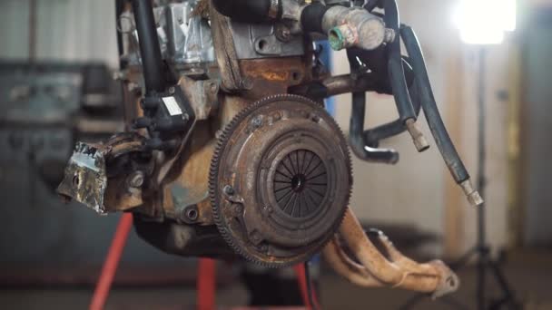 Oprava motoru automobilu, opravář se zabývá obnova motoru motor — Stock video