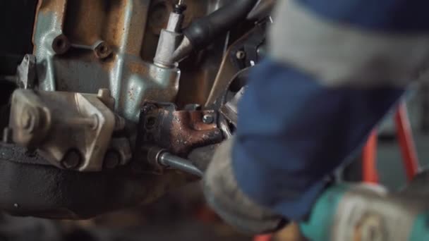 Reparação do motor do carro, o reparador está envolvido na restauração do motor do motor — Vídeo de Stock