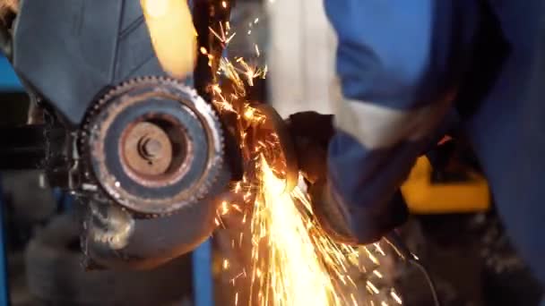 Reparación del motor del coche, el reparador se dedica a la restauración del motor del motor — Vídeo de stock