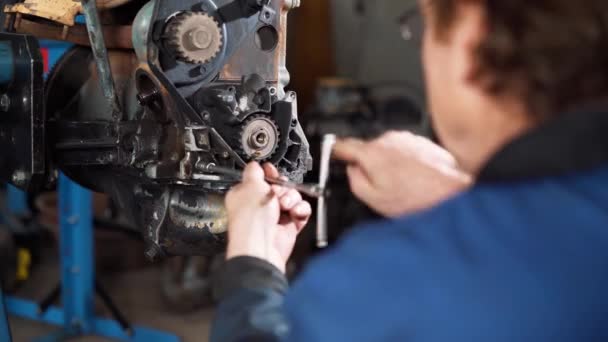 Reparación del motor del coche, el reparador se dedica a la restauración del motor del motor — Vídeos de Stock
