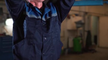 Araç tekerleği bilgisayarlı tekerlek hizalama makinesiyle sabitlendi