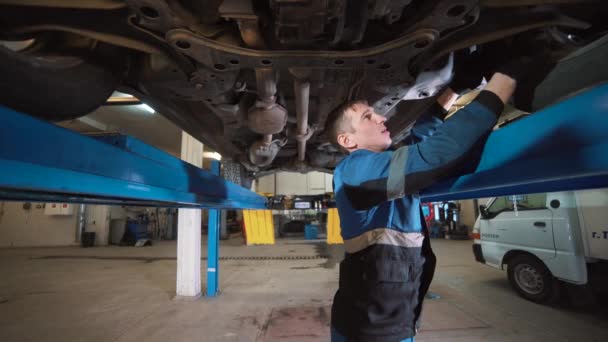 Automobilové kolo upevněné pomocí počítačového stroje na seřízení kol — Stock video