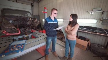 Araba tamircisi, sorun müşteri gösterilen makinist.