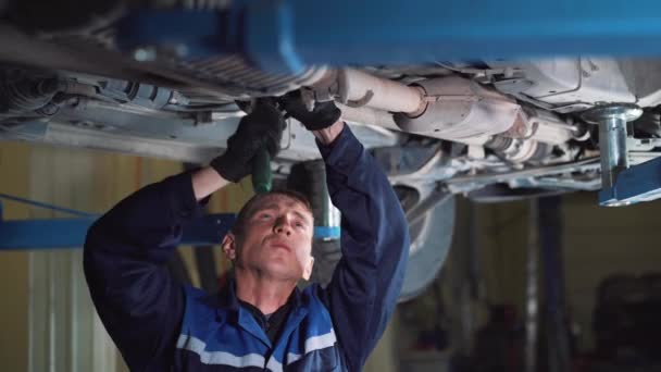 Mécanicien effectuant des contrôles d'entretien de routine sur la voiture dans le garage . — Video