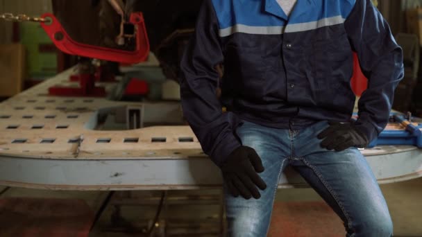Mechaniker bei routinemäßigen Wartungsüberprüfungen des Autos in der Garage. — Stockvideo