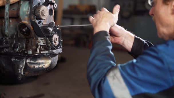 Een werknemer reparaties van de motor van een gebroken auto in het servicecenter. — Stockvideo